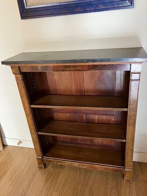 une photo d'une bibliothèque en bois surmontée d'un miroir