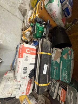 un tas de cartons et d'autres objets par terre