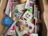 une boîte en carton remplie d'objets hétéroclites sur le sol