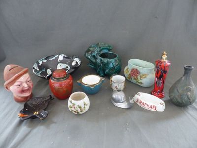 les nombreux vases et bols de toutes sortes qui se trouvent sur la table
