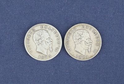 deux pièces d'argent posées sur un tissu bleu
