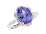 une bague ovale sertie d'une tanzanite et de diamants