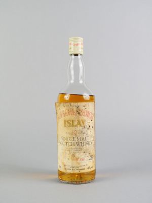 une vieille bouteille de whisky posée sur une table