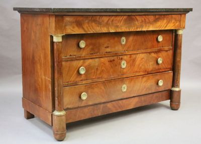 Commode en acajou et placage d'acajou, ouvrant par quatre ti… - Photo 1