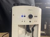 une machine à café posée sur une table