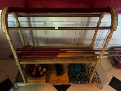 une étagère sur laquelle sont posés plusieurs objets en bois