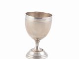 un gobelet en argent posé sur un socle, sur fond blanc