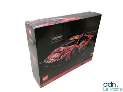 une boîte contenant une maquette de voiture de course