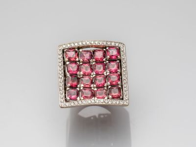 gros plan d'une bague en diamant rose et blanc sur une surface blanche