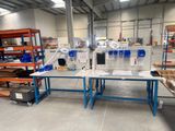 une grande pièce avec de nombreuses étagères et tables