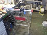 un caddie posé au milieu d'une cuisine