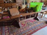 une table avec des paniers posés dessus dans un salon