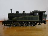 un petit train miniature posé sur une table en bois