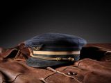 un chapeau posé sur un sac marron