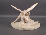 statue représentant une femme assise sur un lys, avec deux ailes sur la tête