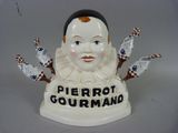 une figurine représentant une poupée avec une pancarte