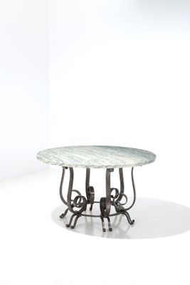 une image d'une table avec un plateau en marbre sur un fond blanc