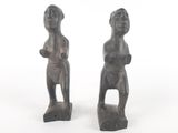 Il s'agit de deux figurines représentant un homme et une femme sur fond blanc.