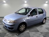 la photo d'une voiture bleue garée dans un garage