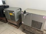 deux machines posées sur des palettes dans une pièce
