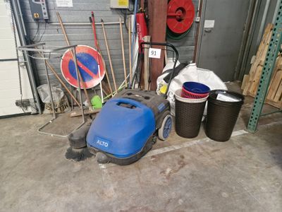 une machine bleue qui se trouve dans le garage