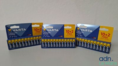 trois paquets de piles Varta empilés les uns sur les autres