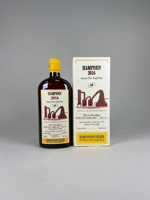 un gros plan sur une bouteille de sirop à côté d'une boîte de sirop