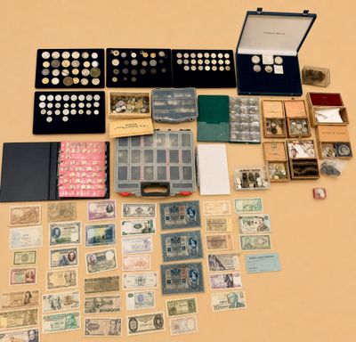 tout un tas de pièces de monnaie de toutes sortes et d'autres objets posés sur la table