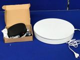 des toilettes blanches et une boîte posée sur un fond bleu