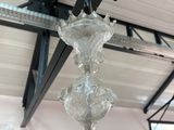 un lustre en verre suspendu au plafond d'une pièce