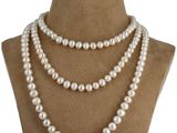 gros plan d'un collier sur un mannequin mannequin