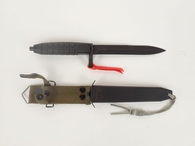 une image représentant un couteau et un porte-couteau posés sur une surface blanche