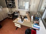 une pièce avec un bureau et une fenêtre