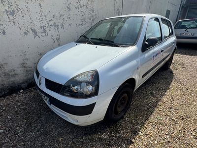 la photo d'une petite voiture blanche garée dans un parking