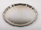 une assiette en argent antique avec un motif décoratif sur le bord