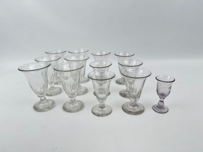 un groupe de verres à vin posés les uns à côté des autres sur une table