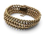 un bracelet à chaîne en or avec un fermoir sur fond blanc