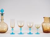un ensemble d'objets en verre posés sur une table