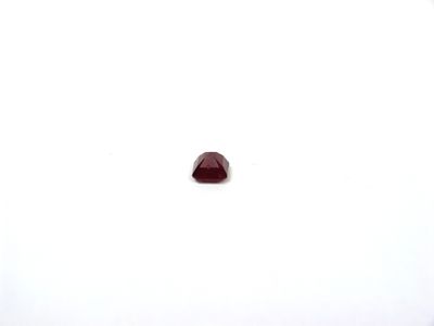 une image montrant un morceau de grenatite rouge posé sur une surface blanche
