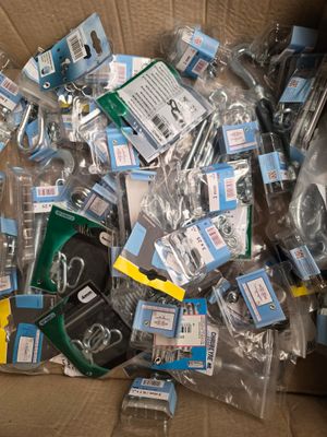 une boîte remplie de téléphones portables de toutes sortes