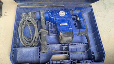 une boîte à outils bleue avec des outils sur une table
