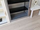 une photo d'un bureau avec un téléphone et un ordinateur portable