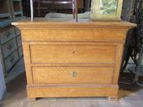 une commode en bois surmontée d'une horloge