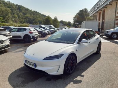 une Tesla Model S blanche garée sur un parking