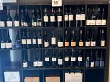 Des bouteilles de vin sont exposées dans un caviste.