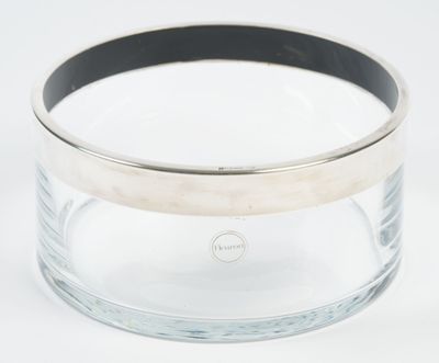 une image représentant un saladier en verre transparent bordé d'argent