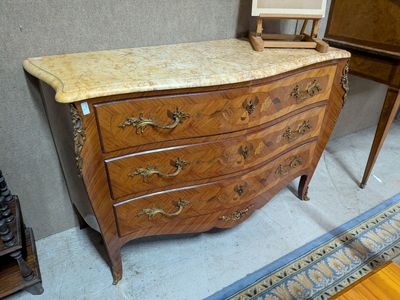 une commode en marbre dans le coin d'une pièce