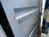 une porte métallique sur laquelle figure un numéro