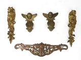 Plusieurs objets anciens en laiton sont exposés sur un fond blanc
