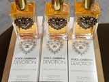 trois petits flacons de parfum posés sur une boîte en carton